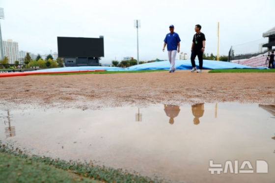 전날(21일) 우천으로 서스펜디드 경기가 선언된 2024 KBO 포스트시즌 한국시리즈 1차전 재개를 앞둔 22일 광주 북구 광주-기아챔피언스필드에 빗물이 고여 있다. /사진=뉴시스