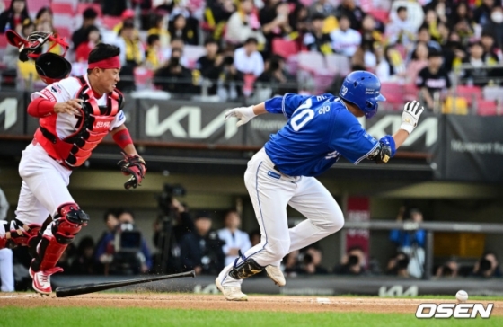 삼성 김영웅(오른쪽)이 23일 오후 4시 재개된 2024 KBO 한국시리즈 1차전 6회초 무사 1, 2루에서 번트를 시도했다.