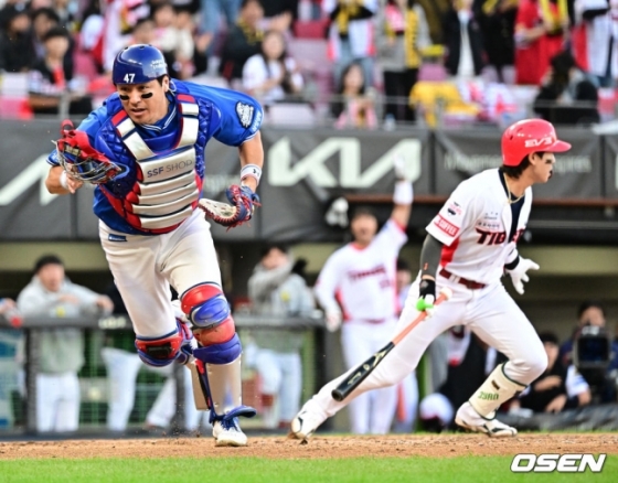 삼성 강민호(왼쪽)가 23일 오후 4시 재개된 2024 KBO 한국시리즈 1차전 7회말 2사 2, 3루에서 임창민의 포크를 놓치고 잡기 위해 뛰어가고 있다. 