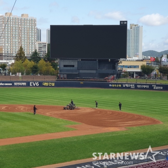 23일 KIA와 삼성의 2024 KBO 한국시리즈 1차전이 열릴 광주-기아챔피언스필드. 오후 12시경 새 흙을 덮고 다지는 작업이 한창 진행 중이다. /사진=김동윤 기자