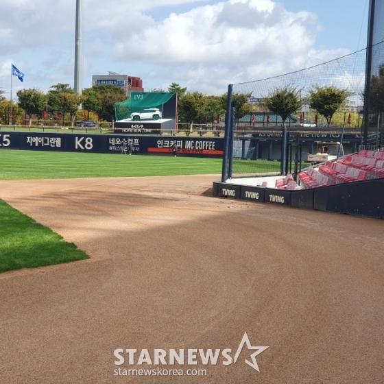 23일 KIA와 삼성의 2024 KBO 한국시리즈 1차전이 열릴 광주-기아챔피언스필드의 1루 파울 라인 밖 그라운드. 오후 12시경 새 흙을 덮고 다지는 작업이 한창 진행 중이다. /사진=김동윤 기자