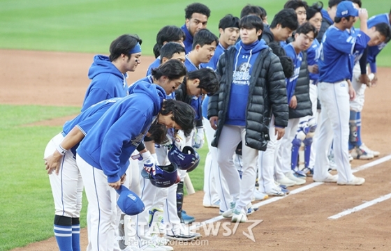 '2024 KBO 포스트시즌 한국시리즈 1차전' KIA-삼성전 서스펜디드 경기가 23일 광주-기아챔피언스필드에서 열렸다.  구자욱을 비롯한 삼성 선수들이 KIA에 1-5 패배 후 팬들에 인사하고 있다. /사진=김진경 대기자