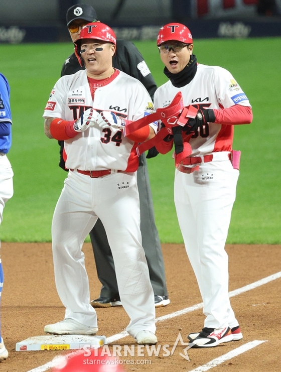 [포토] 최형우 '1차전서 호랑이 제대로 깨어났어'