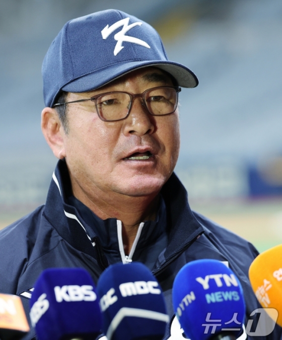 (서울=뉴스1) 장수영 기자 = 2024 세계야구소프트볼협회(WBSC) 프리미어12에 출전하는 류중일 대한민국 야구대표팀 감독이 24일 오후 서울 구로구 고척스카이돔에서 열린 대표팀 첫 훈련에 앞서 취재진과 인터뷰하고 있다.  이날 훈련은 한국시리즈가 진행 중인 관계로 기아와 삼성 소속 선수를 제외하고 진행됐다.  대표팀은 내달 1일과 2일 쿠바 대표팀과 평가전을 치르고 8일에 대만으로 출국한다. /사진=뉴스1