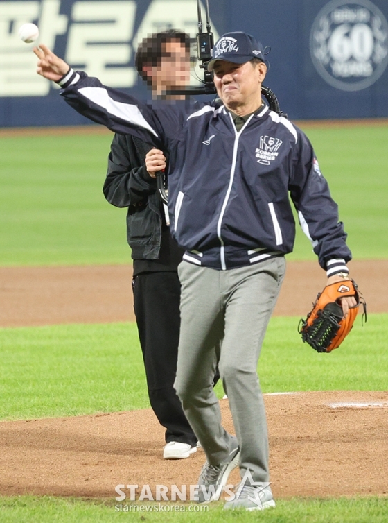 [포토] 김시진, KBO 최초 100승 투수의 시구