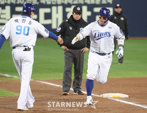 박병호(오른쪽)가 7회말 솔로 홈런을 날리고 박찬도 코치와 하이파이브를 하고 있다. /사진=김진경 대기자