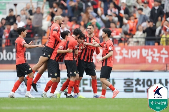 기뻐하는 강원FC 선수들. /사진=한국프로축구연맹 제공