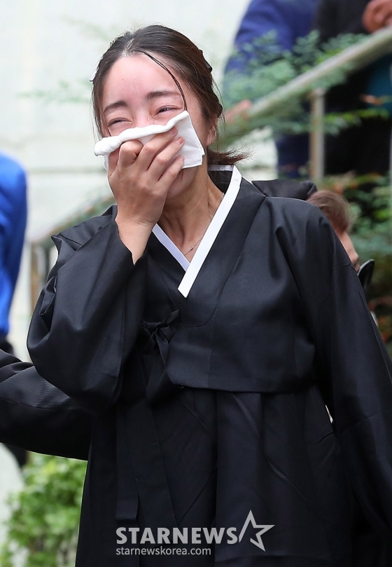 배우 고(故) 김수미 발인식이 27일 오전 서울 성동구 한양대학교 장례식장에서 엄수된 가운데 며느리 서효림이 슬픔에 잠겨 있다.  김수미는 지난 25일 오전 세상을 떠났다. 향년 75세.  고인은 이날 오전 8시 8분께 심정지 상태로 구급차에 실려 서울 성모병원으로 이송됐으나 사망했다. 유족에 따르면, 고혈당 쇼크에 따른 심정지가 온 것으로 알려졌다. 2024.10.27 /사진=김창현 chmt@