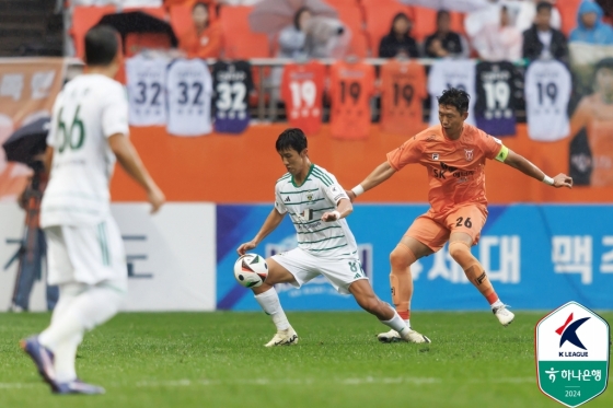 임채민(오른쪽)이 이영재를 견제하고 있다. /사진=한국프로축구연맹 제공