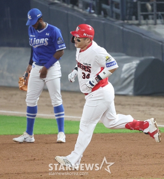 [포토] 최형우 '디아즈, 승부 안 끝났어'