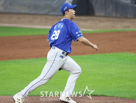 [포토] 김윤수 '아뿔싸 동점 폭투'