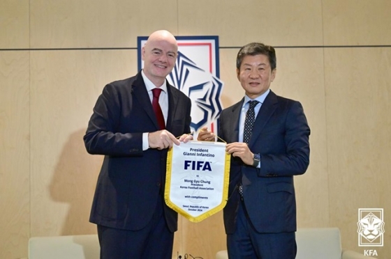 잔니 인판티노 FIFA 회장과 정몽규 대한축구협회 회장이 페넌트를 교환하고 있다. /사진=대한축구협회 제공 