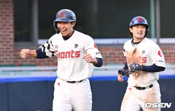 롯데 김민석(왼쪽)과 신윤후가 29일 오후 3시 울산 문수야구장에서 열린 2024 울산-KBO Fall League 결승전에서 5회 말 2사 1, 3루 추재현의 역전 2타점 2루타때 득점을 올리고 환호하고 있다.