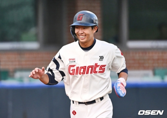 롯데 김민석이 29일 오후 3시 울산 문수야구장에서 열린 2024 울산-KBO Fall League 결승전에서 6회 말 득점을 올린 후 미소를 짓고 있다.