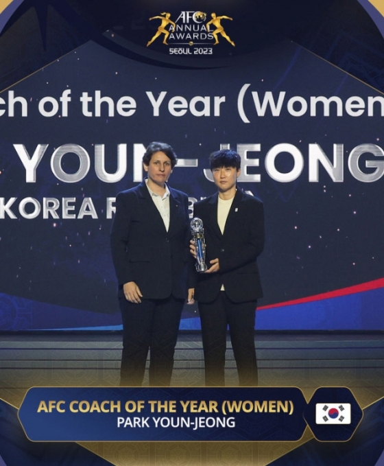 박윤정 감독이 29일 'AFC 애뉴얼 어워즈 서울 2023'에서 올해의 여자 지도자상을 수상했다. /사진=AFC 공식 SNS