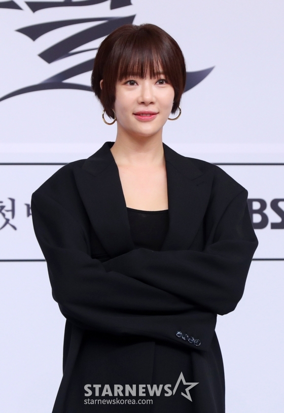 [서울=뉴시스] 김혜진 기자 = 배우 황정음이 27일 오후 서울 양천구 목동 SBS에서 열린 SBS 새 금토드라마 '7인의 부활' 제작발표회에서 포즈를 취하고 있다. 2024.03.27. jini@newsis.com /사진=김혜진