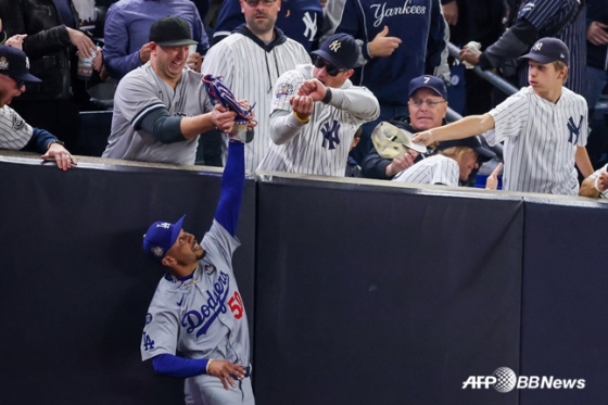 LA 다저스 무키 베츠가 30일(한국시간) 열린 2024 MLB 월드시리즈 4차전에서 1회 말 수비 도중 관중들에게 방해를 받고 있다. /AFPBBNews=뉴스1