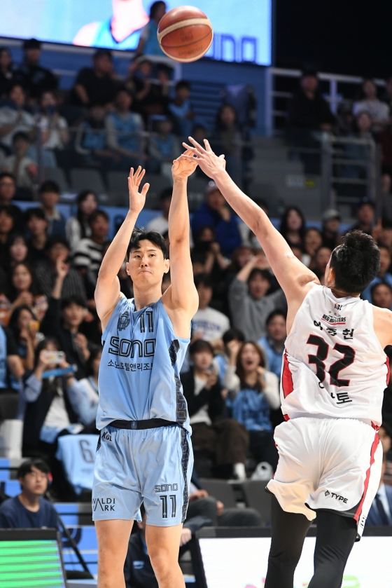 3점을 시도하는 김민욱. /사진=KBL 제공