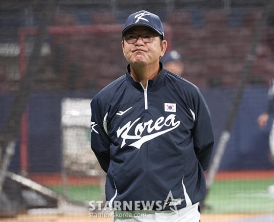 2024 WBSC 프리미어 12 평가전 한국-쿠바전이 1일 서울 고척스카이돔에서 열렸다.  류중일 감독이 선수들의 훈련을 지켜보고 있다. /사진=김진경 대기자