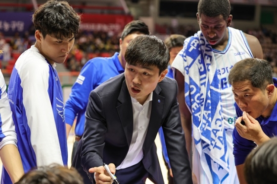 강혁 한국가스공사 감독이 1일 부산 KCC전에서 선수들에게 지시를 내리고 있다. /사진=KBL 제공 