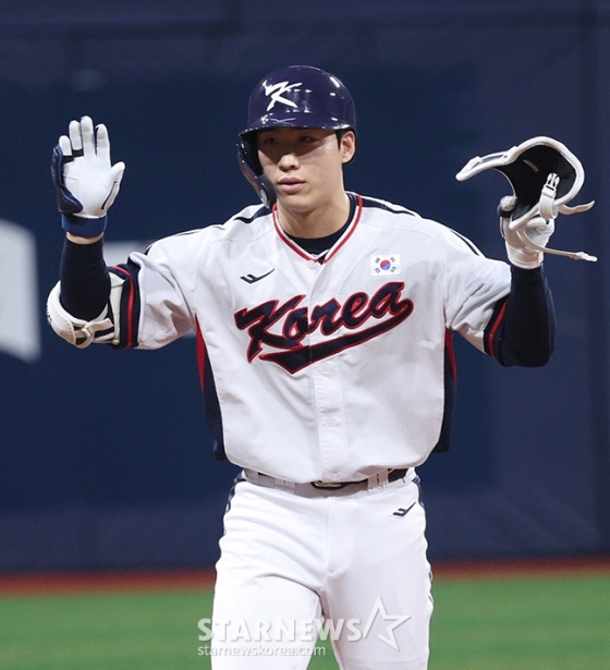 '2024 WBSC 프리미어 12' 평가전 한국-쿠바전이 1일 서울 고척스카이돔에서 열렸다.  한국 이주형이 2회말 2사 2루에서 1타점 우전 안타를 날리고 홈으로 중계되는 공이 빠지는 틈을 타 2루까지 진루한 후 타임을 요청하고 있다. /사진=김진경 대기자