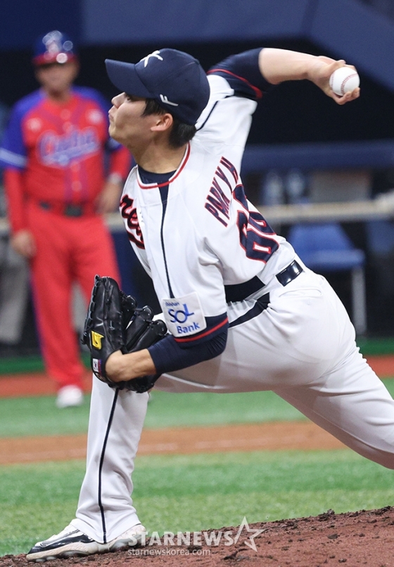 '2024 WBSC 프리미어 12' 평가전 한국-쿠바전이 1일 서울 고척스카이돔에서 열렸다.  한국대표팀 박영현이 역투하고 있다. /사진=김진경 대기자