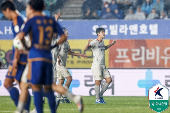 이상헌(오른쪽)이 만회골을 넣고 강원 팬들의 호응을 유도하고 있다. /사진=한국프로축구연맹 제공