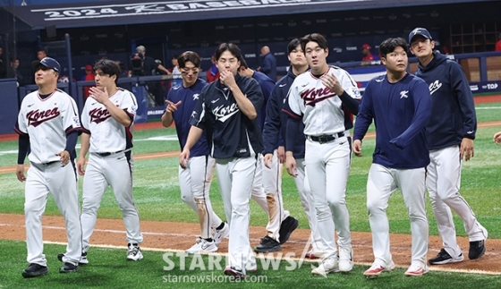 '2024 WBSC 프리미어 12' 평가전 한국-쿠바전이 1일 서울 고척스카이돔에서 열렸다.  쿠바에 2-0으로 승리한 한국대표팀 선수단이 팬들에 인사하고 있다. /사진=김진경 대기자