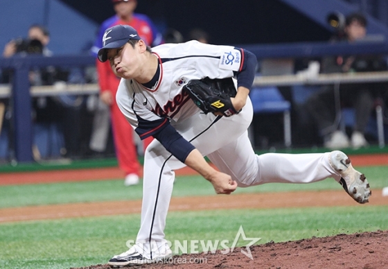 '2024 WBSC 프리미어 12' 평가전 한국-쿠바전이 1일 서울 고척스카이돔에서 열렸다.  한국대표팀 박영현이 역투하고 있다. /사진=김진경 대기자