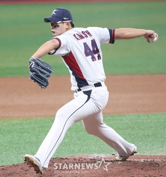 '2024 WBSC 프리미어 12' 평가전 한국-쿠바전이 1일 서울 고척스카이돔에서 열렸다.  한국 김서현이 역투하고 있다. /사진=김진경 대기자