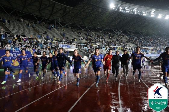 울산HD 선수들이 K리그1 우승 확정 후 트랙을 달리고 있다. /사진=한국프로축구연맹 제공