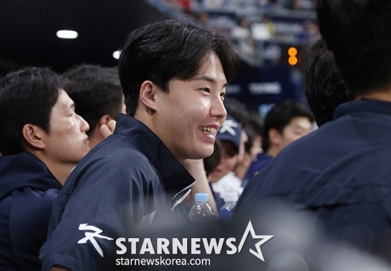  '2024 WBSC 프리미어 12' 평가전 한국-쿠바전이 1일 서울 고척스카이돔에서 열렸다.  한국대표팀 투수 임찬규가 더그아웃에서 밝은 표정으로 경기를 지켜보고 있다. /사진=김진경 대기자