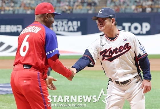  '2024 WBSC 프리미어 12' 평가전 한국-쿠바전이 1일 서울 고척스카이돔에서 열렸다.  류중일(오른쪽) 감독이 개막식 행사에서 욘슨 쿠바 감독과 인사하고 있다. /사진=김진경 대기자