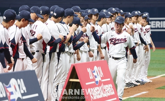 '2024 WBSC 프리미어 12' 평가전 한국-쿠바전이 1일 서울 고척스카이돔에서 열렸다.  류중일(오른쪽) 감독이 개막식 행사에서 선수들과 하이파이브하고 있다. /사진=김진경 대기자