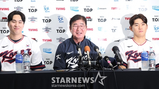 '2024 WBSC 프리미어 12' 평가전 한국-쿠바전이 1일 서울 고척스카이돔에서 열렸다.  류중일 감독과 정해영, 김도영이 경기 전 인터뷰에서 기자들의 질문에 답하고 있다. /사진=김진경 대기자