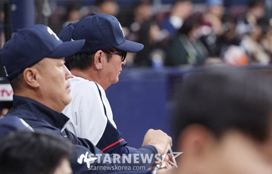 '2024 WBSC 프리미어 12' 평가전 한국-쿠바전이 1일 서울 고척스카이돔에서 열렸다.  한국대표팀 류중일 감독이 더그아웃에서 상념에 잠긴 채 경기를 바라보고 있다. /사진=김진경 대기자