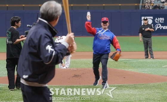 [포토] 한국-쿠바 평가전 'WBSC 시구 시타는 외교다'