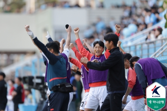 제주의 승리가 확정된 뒤 환호하는 벤치 선수들. /사진=한국프로축구연맹 제공