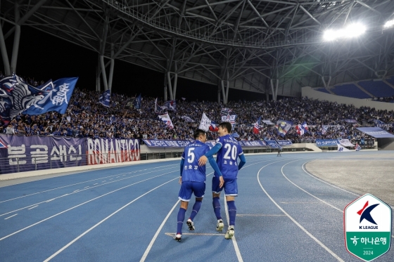 한호강(왼쪽)과 조윤성. /사진=한국프로축구연맹 제공