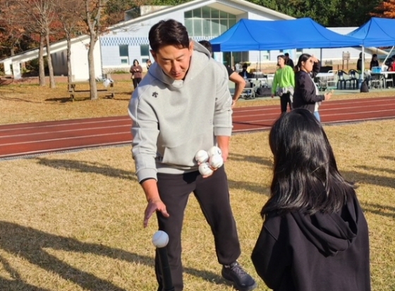 박용택이 지도하고 있다/사진제공=국민체육진흥공단