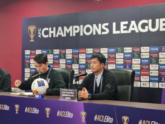 이정효(오른쪽) 감독. /사진=광주FC 제공