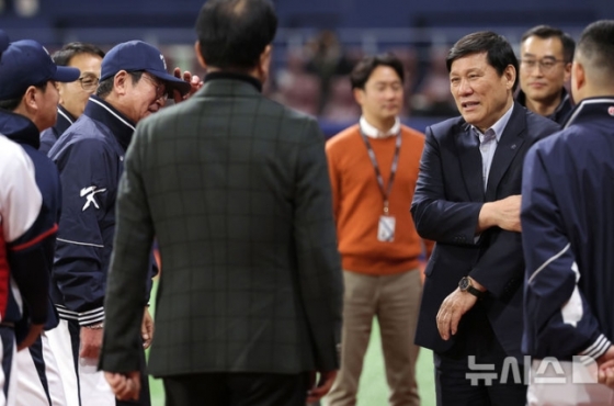  6일 서울 구로구 고척스카이돔에서 2024 WBSC 프리미어12를 앞두고 열린 한국 야구대표팀과 상무의 연습경기를 마친 뒤 허구연 KBO 총재와 류중일 감독이 대화를 하고 있다. 