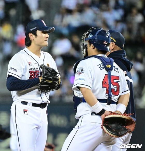 WC 1차전에서 곽빈(왼쪽)이 흔들리자 마운드에 오른 김기연(오른쪽).