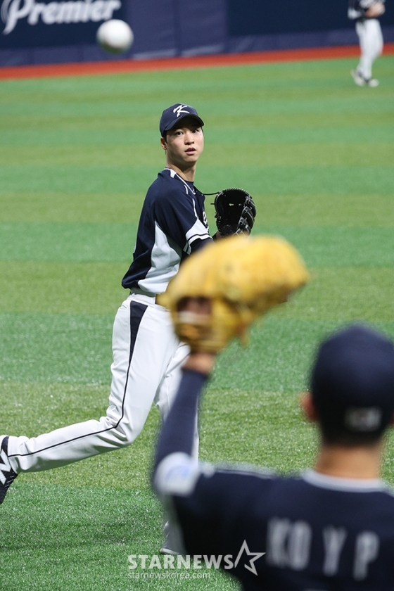 대한민국 야구 대표팀이 '2024 WBSC 프리미어 12' 츨전을 앞두고 5일 서울 고척스카이돔에서 훈련을 실시했다. 엄상백이 고영표와 짝을 맞춰 피칭 훈련을 하고 있다. /사진=김진경 대기자