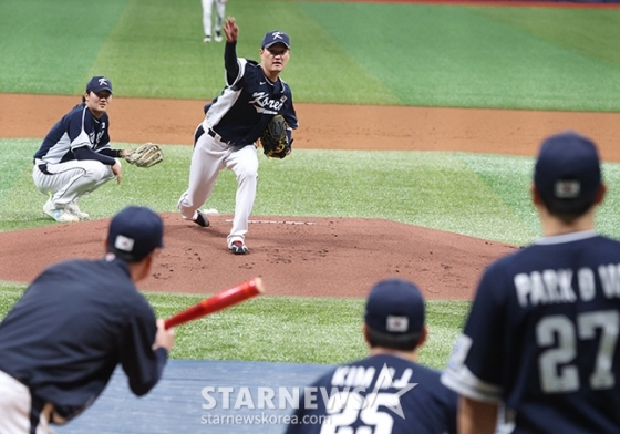 대한민국 야구 대표팀이 '2024 WBSC 프리미어 12' 츨전을 앞두고 5일 서울 고척스카이돔에서 훈련을 실시했다.  전상현이 수비 훈련을 하고 있다. /사진=김진경 대기자