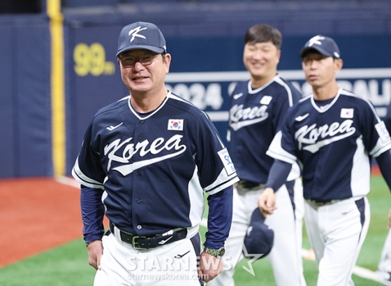 대한민국 야구 대표팀이 '2024 WBSC 프리미어 12' 츨전을 앞두고 7일 서울 고척스카이돔에서 최종 훈련을 실시했다.  류중일(왼쪽) 감독이 선수들에 지시 사항을 전달한 후 돌아서고 있다. /사진=김진경 대기자