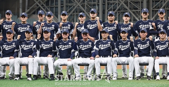 대한민국 야구 대표팀이 '2024 WBSC 프리미어 12' 츨전을 앞두고 7일 서울 고척스카이돔에서 최종 훈련을 실시했다. 류중일 감독을 비롯해 최종 엔트리에 포함된 선수단이 훈련에 앞서 기념촬영을 하고 있다. /사진=김진경 대기자