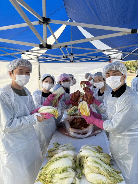 골프존뉴딘그룹 임직원들이 ’2024 유성구 사랑의 김장 나누기’ 자원봉사에 참여해 취약계층을 위한 김장을 하고 있다.