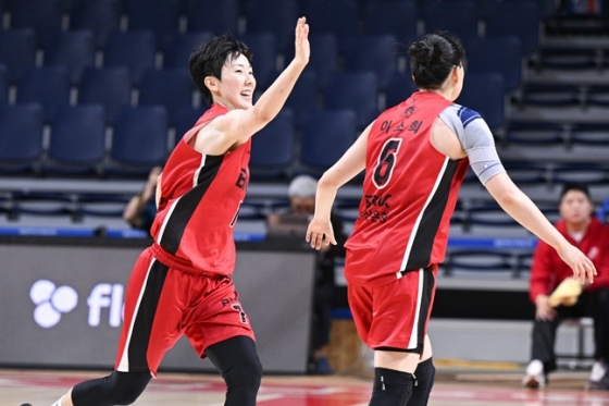 BNK 박혜진(왼쪽)과 이소희. /사진=WKBL 제공 