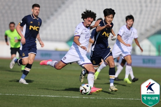 발디비아(가운데)가 슈팅을 시도하고 있다. /사진=한국프로축구연맹 제공